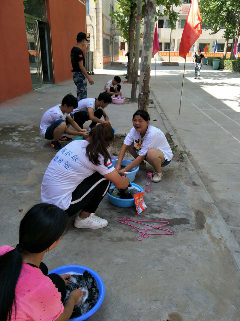 Ky开元集团老师教学生洗衣服