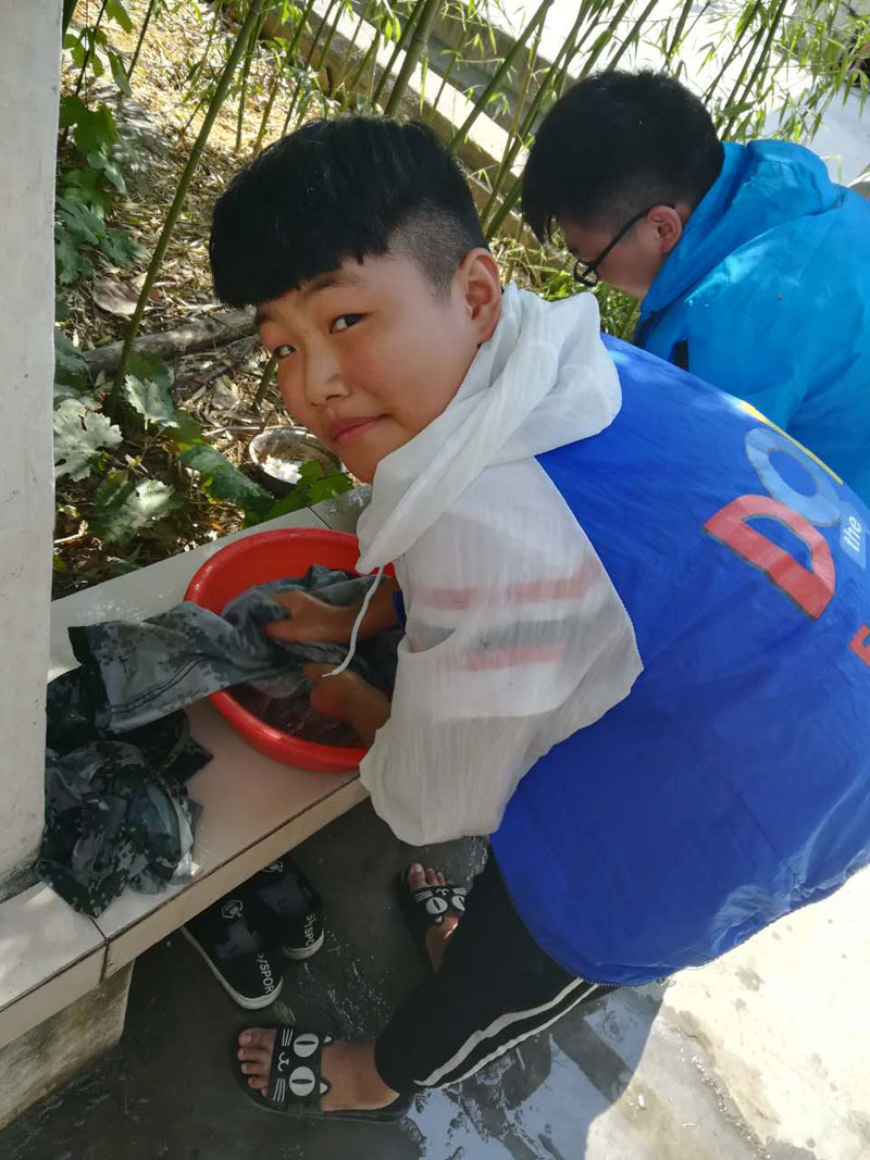 Ky开元集团老师教学生洗衣服