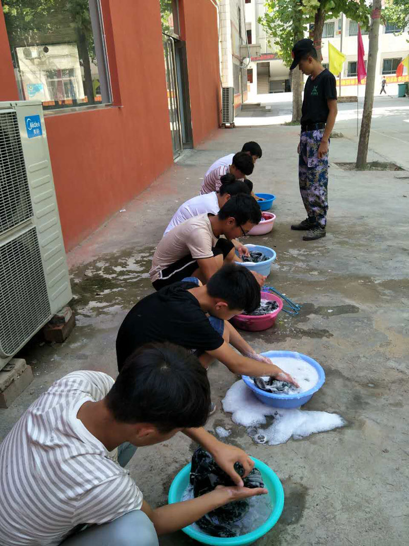 Ky开元集团老师教学生洗衣服