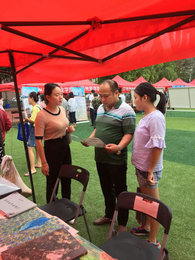 Ky开元集团姜歌歌老师在给咨询学生和家长沟通